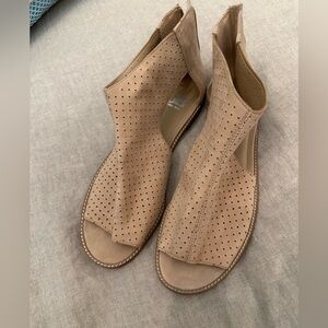 Gianni Bini suede sandals size 9 in tan.